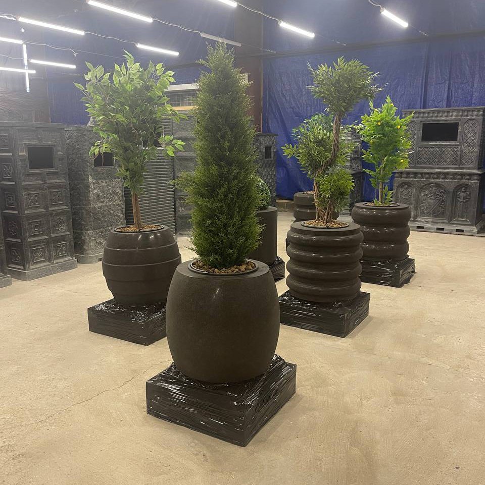 Парные вазоны D700 на Ваганьковском кладбище