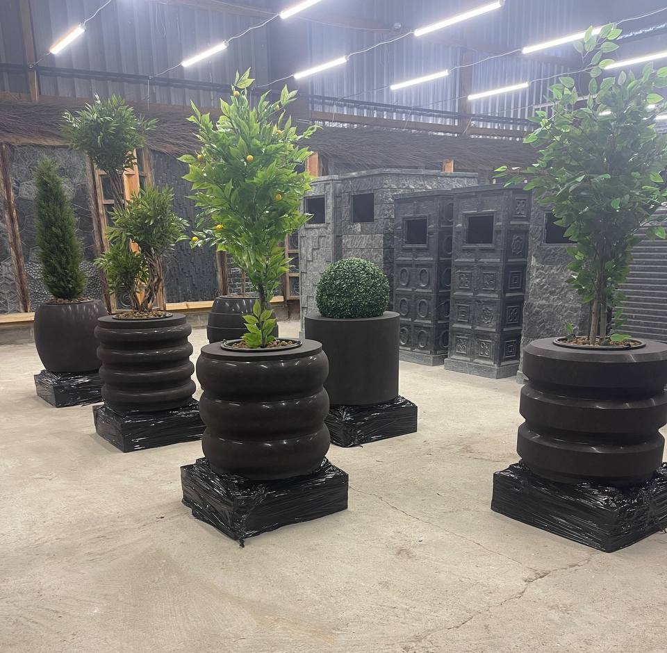 Гранитный вазон D600 из габбро на Троекуровском кладбище